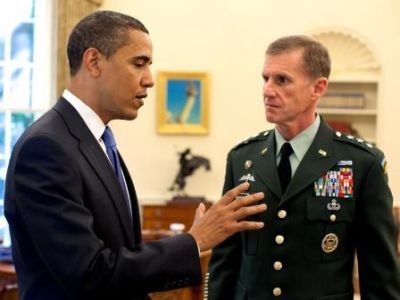 Barack Obama und Stanley McChrystal im Oval Office (Mai 2009)